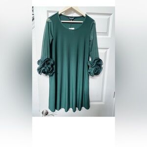 Nina Leonard Elegant Green Dress with Floral Sleeve Accents